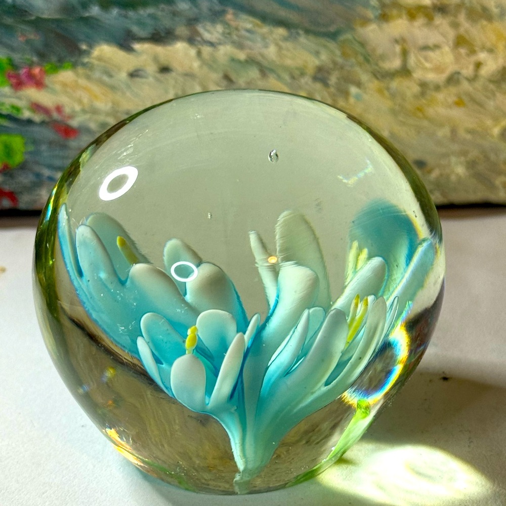 Vtg LIGHT BLUE FLOWER art glass Paperweight carnation studio hand blown floral